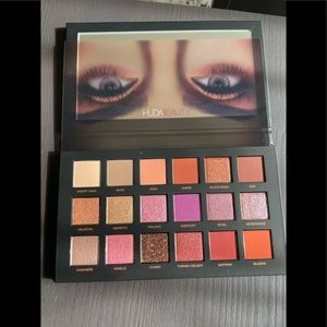 Huda beauty Desert Dusk eyeshadow palette